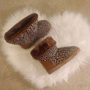 BNIB child's Wi-Fi Fuzzy leopard print boots!